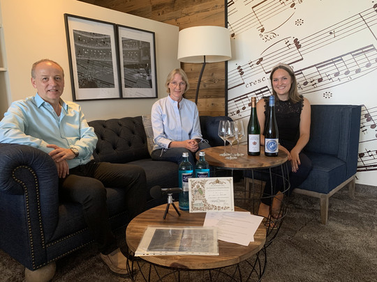 Ralf Bengel, Brigitta Söling, Sophie Egert sitzen auf dem Sofa bereit zur Aufnahme des Rheingau Podcasts