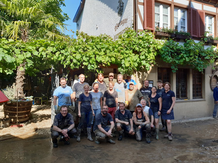 Helfergruppe schlamm bespritzt in Ahrweiler