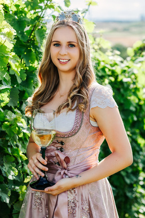 Wickerer Weinkönigin Isabel Koscielski