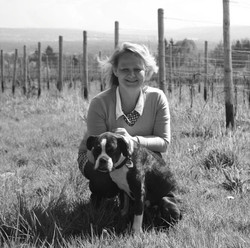 Elisabeth Uebe mit ihrem Hund im Weinberg.