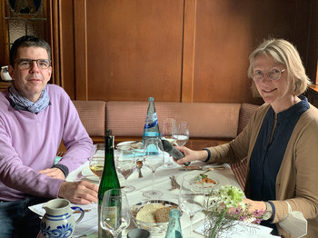 Josef Laufer und Brigitta Söling bei den Aufnahmen des neuen Rheingau Podcast.