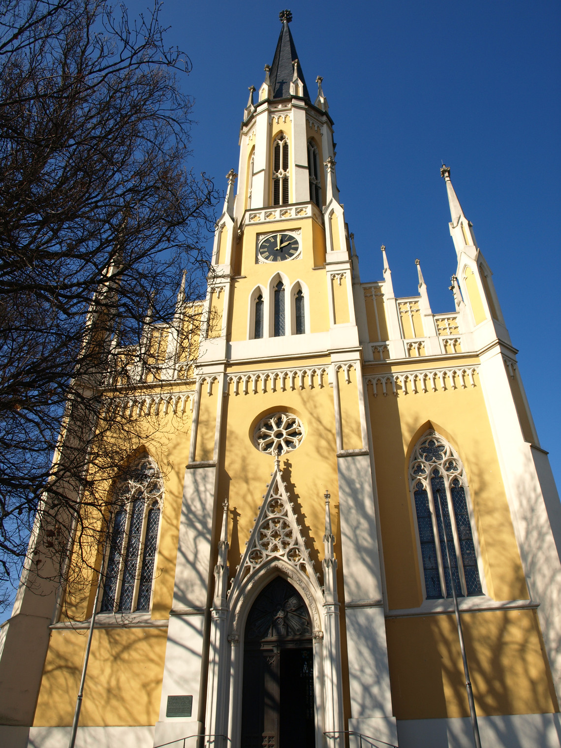Die evangelische Johanneskirche, gestiftet von Marianne von Preußen zum Gedenken an ihren verstorbenen Sohn Johann, wurde 1861 bis 1865 im neugotischen Stil errichtet.