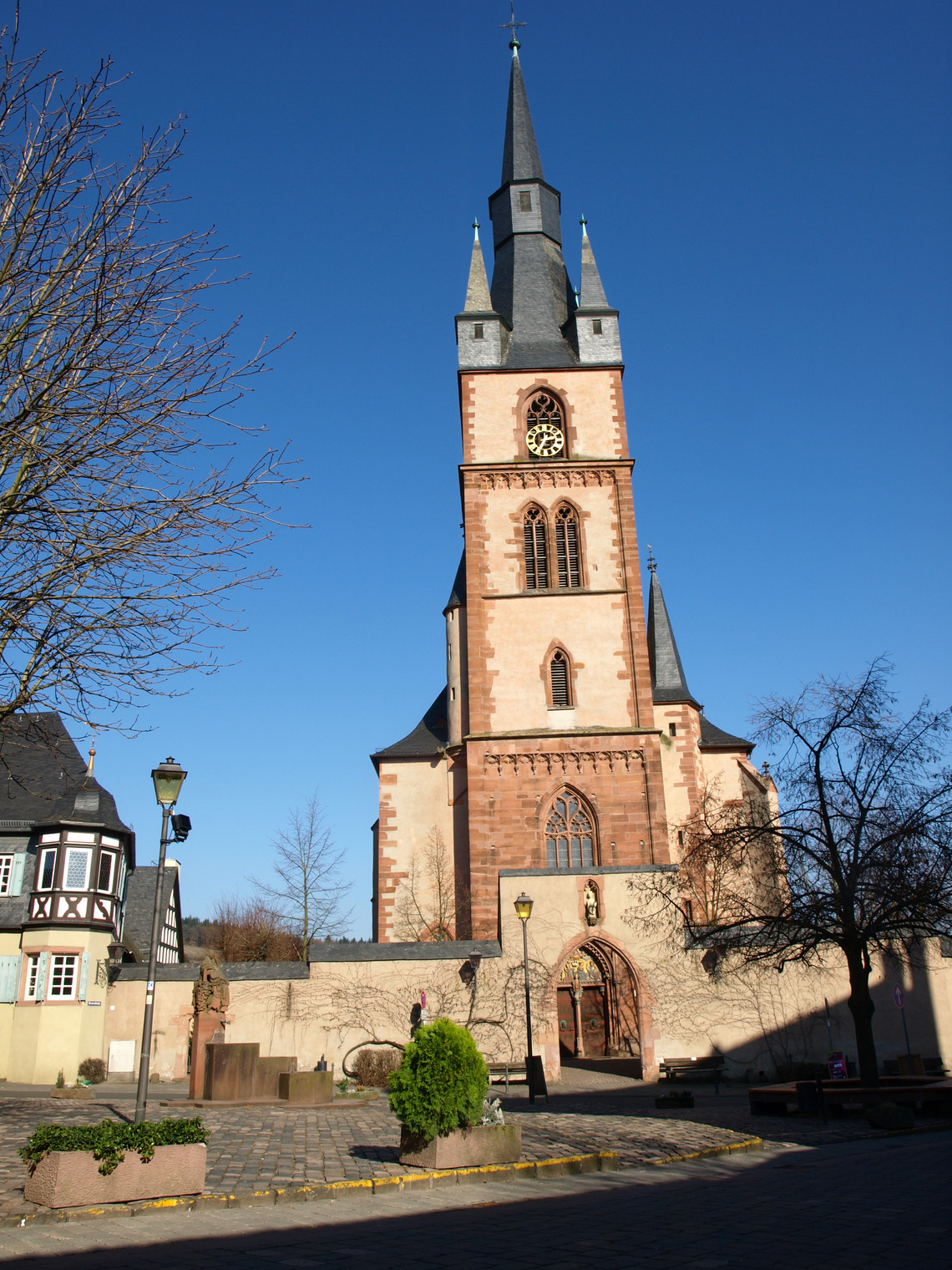 Pfarr- und Wallfahrtskirche St. Valentinus und St. Dionysius, er-baut ab 1330 im gotischen Stil.