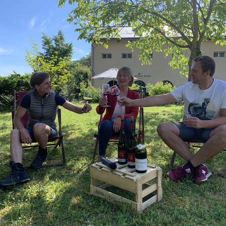 Verena Schöttle vom Weingut Chat Sauvage (links) in Geisenheim und Jungwinzer Philipp König vom Weingut Robert König (rechts) aus Assmannshausen bei der Aufnahe des Podcasts.