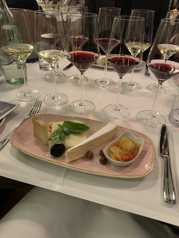 Gläser mit Wein und Teller mit Käseauswahl