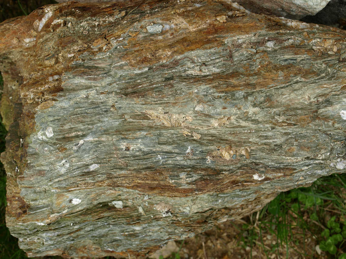 Phyllit ist ein Gestein mit schiefrigem Gefüge. Frischer Phyllit hat eine grünlich-graue Farbe. Wenn die Minerale an der Luft verwittern, färbt oxidiertes Eisen das Gestein braun.