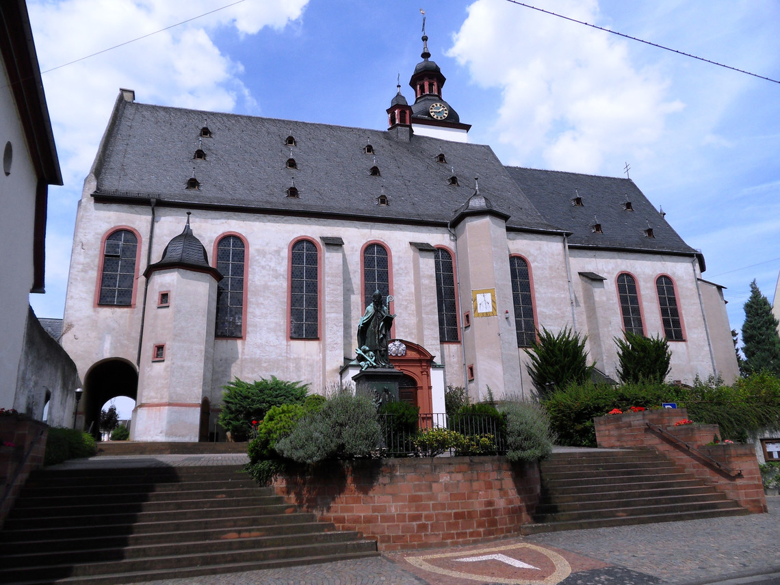 Über den Kirchvorplatz verläuft der 50. Breitengrad.