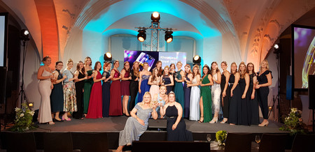 Annika Walther und Mara Schneider mit den Rheingauer Ortsweinmajestäten