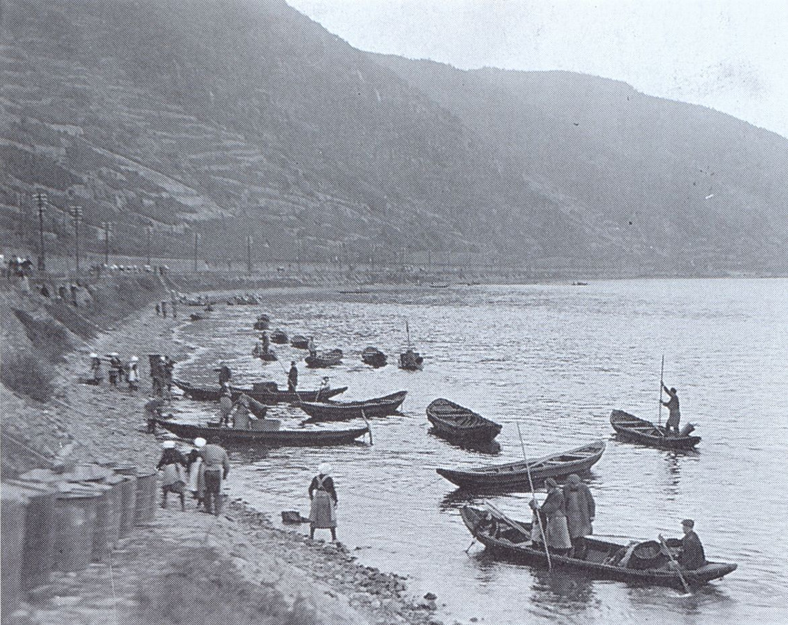 Die Traubenbütten werden aus den vor Anker liegenden Nachen auf den Ritt  die steile Verbindung zwischen der Fahrstraße und dem Leinpfad am Ufer  entladen.