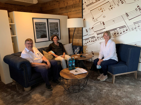 Weinbaupräsident Peter Seyffardt, Prof. Dr. Ilona Leyer von der Hochschule Geisenheim, Radiomoderatorin Brigitta Söling sitzen auf dem Sofa 