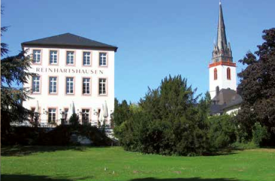 mit Blick auf das alte Schloss und den Kirchturm von Sankt Markus.